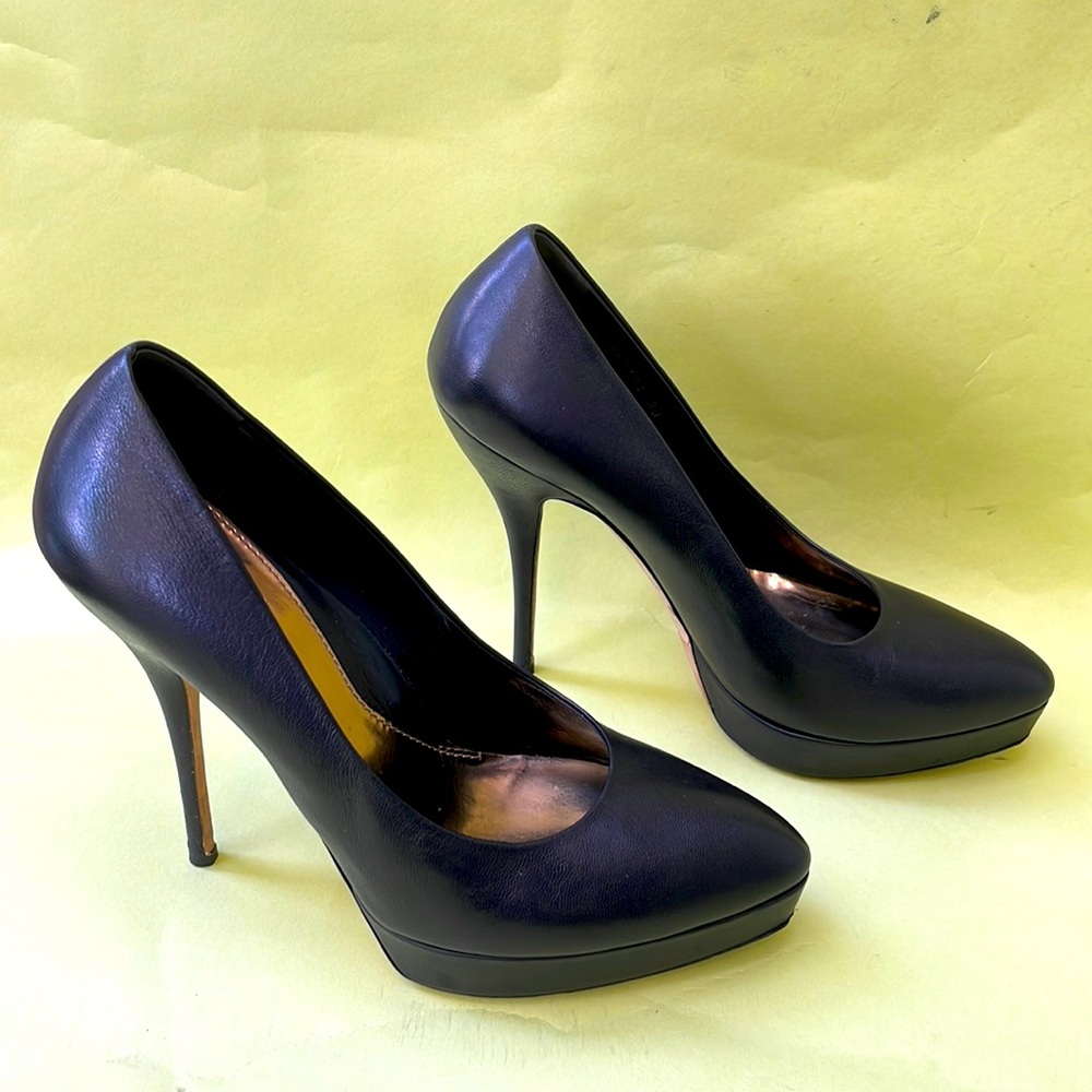 Vintage black Gucci all leather heels with dust bag and extra heel tops - Picture 10 of 16